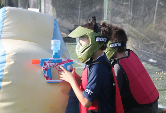 Crianças jogando GelBlaster